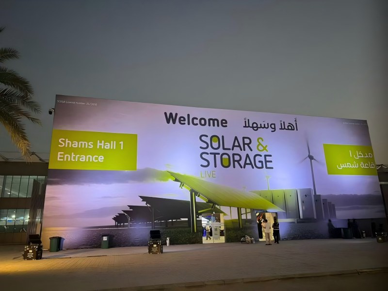 Fuinneamh Gréine san Araib -- Gréine & Stóráil Beo KSA 2025